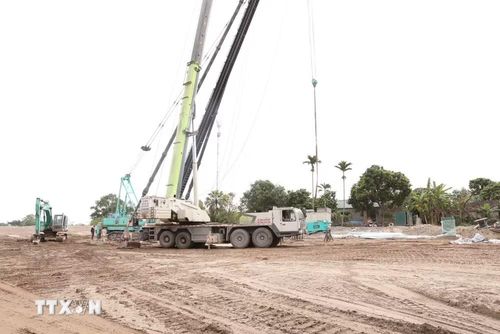 Nhà thầu huy động tối đa máy móc, nhân lực để thực hiện dự án. Ảnh: Đức Phương - TTXVN