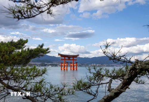 Cánh cổng Torii đỏ nổi bật giữa biển-là một trong những biểu tượng của Hiroshima. (Ảnh: Xuân Giao/TTXVN)