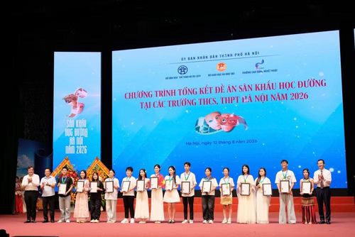 Ban tổ chức trao giải cho các em học sinh. (Ảnh: Vietnam+)