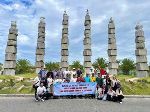 Đại diện các doanh nghiệp du lịch tham gia khảo sát tuyến điểm kết nối TP Hồ Chí Minh với vùng Duyên hải Nam Trung Bộ và Tây Nguyên.