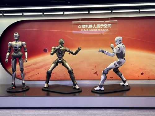 Hình ảnh trưng bày các robot chiến đấu hình người tại cơ sở sản xuất thông minh của công ty robot EngineAI ở Thung lũng Robot, Thâm Quyến, Trung Quốc. Ảnh: Global Times