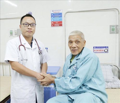 Bác sĩ Bệnh viện Đa khoa tỉnh Phú Thọ kiểm tra sức khỏe người bệnh trước khi ra viện. Ảnh: TTXVN phát