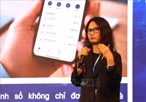 Luật sư Phạm Thị Thanh Huyền, Trưởng Chương trình Phát triển Cơ sở Hạ tầng Tài chính Việt Nam và Campuchia, Nhóm Tư vấn các Định chế Tài chính, Châu Á Thái Bình Dương, IFC/WBG tham luận tại hội nghị.