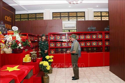 Cựu chiến binh Văn Trọng Cựu (81 tuổi, nguyên Chủ nhiệm Quân giới Trung đoàn 209, Sư đoàn 7, Quân đoàn 4, hiện ngụ tại phường Chợ Quán, Thành phố Hồ Chí Minh), xúc động dâng hương tưởng nhớ các đồng đội đã hy sinh.
