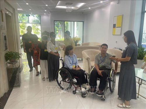 Trải nghiệm ngồi xe lăn giúp hiểu thêm những khó khăn mà người khuyết tật gặp phải trong sinh hoạt hàng ngày.