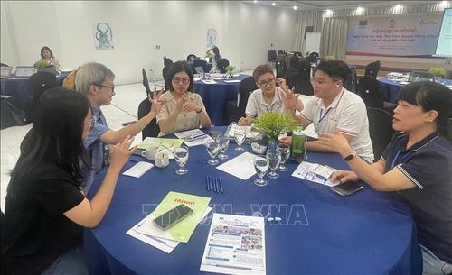 Người tham gia trải nghiệm khiếm thính học cách giao tiếp tại buổi tọa đàm.