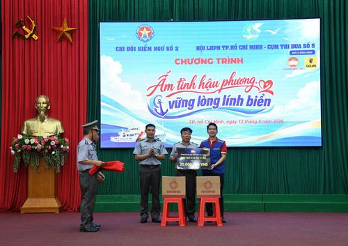 Trao tặng máy tính cho Chi đội Kiểm ngư số 2.