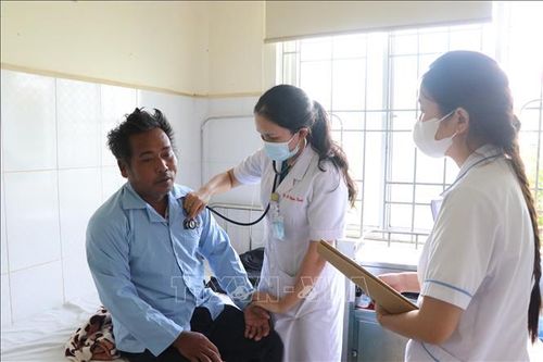Cán bộ Trung tâm Y tế Krông Ana (Đắk Lắk) chăm sóc, theo dõi bệnh nhân sốt xuất huyết.