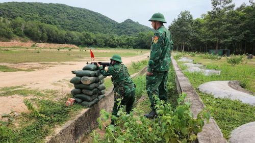 Cán bộ, chiến sĩ Ban Chỉ huy Bộ đội Biên phòng TP Hồ Chí Minh thực hành kiểm tra bắn đạn thật súng tiểu liên AK.