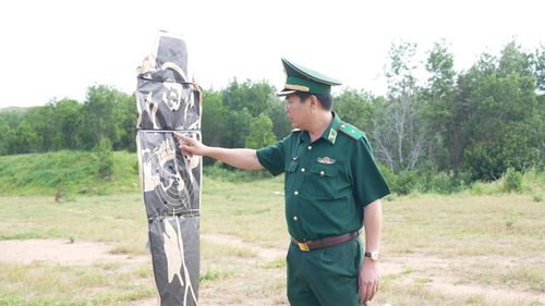 Thiếu tướng Trần Thanh Đức trực tiếp kiểm tra, theo dõi kết quả bắn của cán bộ, chiến sĩ.