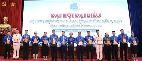 Tặng kỷ niệm chương cho các đại biểu.