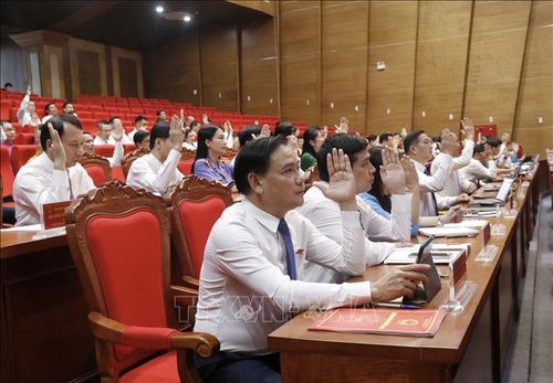 Biểu quyết thông qua các Nghị quyết. Ảnh: Thái Hùng/TTXVN