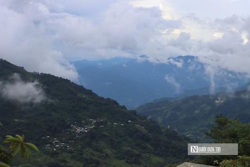 Đỉnh Ngok Linh nhìn từ độ cao 1.800m