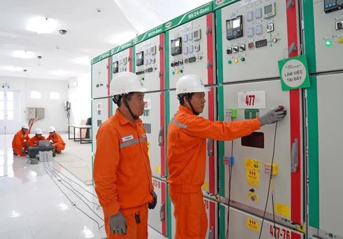 Kiểm tra công tác vận hành tại trạm biến áp không người trực thuộc Công ty Điện lực Tây Ninh