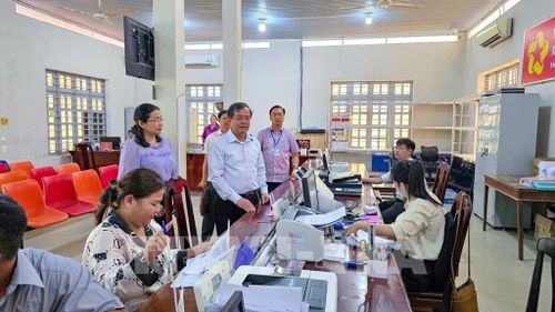 Lãnh đạo tỉnh Tây Ninh kiểm tra, đánh giá hoạt động tiếp nhận, giải quyết thủ tục hành chính tại cơ sở, bảo đảm bộ máy chính quyền địa phương vận hành thông suốt. Ảnh: Minh Phú - TTXVN