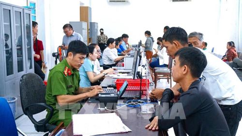 Người dân thực hiện thủ tục hành chính tại Trung tâm hành chính công tỉnh Tây NInh - Trụ sở 2, phường Tân Ninh. Ảnh: Minh Phú - TTXVN