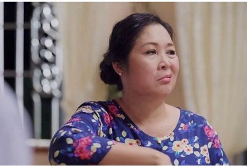 Nếu xét về độ phổ biến với khán giả truyền hình, bà Mai trong Gạo nếp gạo tẻ chắc chắn là một trong những vai diễn nổi bật nhất của Hồng Vân.