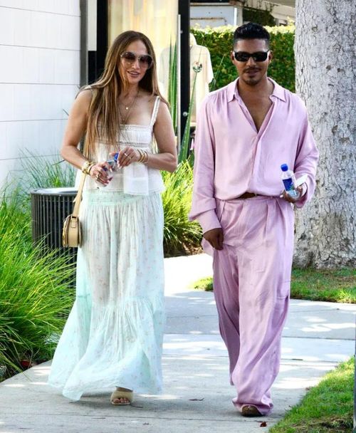 Jennifer Lopez và Stevie Mackey tại Malibu, California. Ảnh: Backgrid