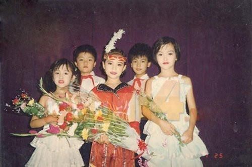 Hình ảnh Hoàng Thùy Linh (giữa) thuở nhỏ. Lúc bấy giờ, niềm đam mê với nghệ thuật của nữ ca sĩ đã được gia đình tạo điều kiện bằng những môn học liên quan như hát, múa.