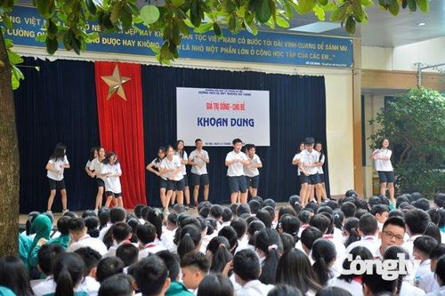 Từ những hành động vị tha của người lớn, lòng độ lượng của trẻ cũng sẽ hình thành và phát triển. (Ảnh: Đặng Minh Hoàng)
