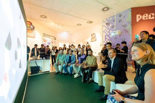 Các khách mời danh dự trải nghiệm những game được giới thiệu tại triển lãm. Ảnh: Erasmus Huis - trung tâm văn hóa Hà Lan, thuộc Đại sứ quán Hà Lan tại Jakarta.
