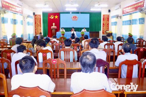 Đông đảo người dân theo dõi phiên tòa lưu động.