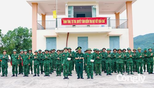 Đại tá Đoàn Duy Phước trao thưởng, biểu dương các đồng chí có thành tích cao trong kiểm tra bắn đạn thật.