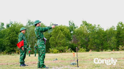 Cán bộ, chiến sĩ Ban Chỉ huy Bộ đội Biên phòng TP.HCM thực hành kiểm tra bắn đạn thật súng K54.