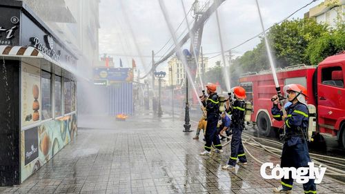 Cán bộ chiến sĩ đến ngay hiện trường phối hợp lực lượng chữa cháy của siêu thị nhanh chóng dập tắt đám cháy