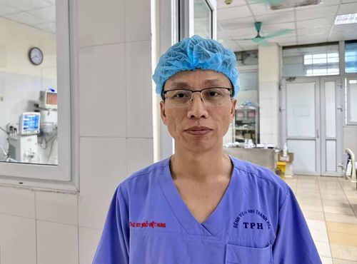 Thạc sĩ, bác sĩ Ngô Việt Hưng, Trưởng Khoa Cấp cứu - Hồi sức tích cực và Chống độc, Bệnh viện Nhi Thanh Hóa.
