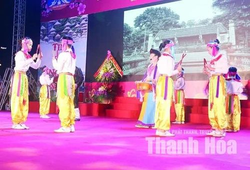 Trò múa hát Tú Huần của làng Vĩnh Trị, xã Hoằng Quang, TP Thanh Hóa (nay là phường Nguyệt Viên) biểu diễn tại “Tuần văn hóa TP Thanh Hóa - TP Hội An” năm 2019.