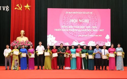 Đại diện lãnh đạo xã Lưu Vệ trao thưởng cho các tập thể, cá nhân.
