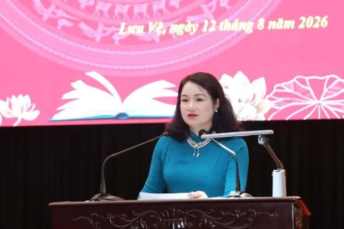 Phó Chủ tịch UBND xã Lưu Vệ Nguyễn Thị Thu báo cáo kết quả thực hiện nhiệm vụ năm học.