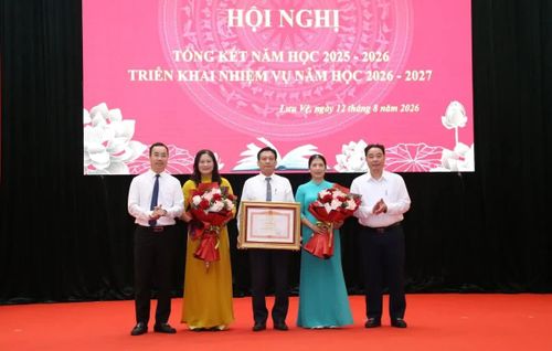 Bí thư Đảng ủy, Chủ tịch HĐND xã Lưu Vệ Nguyễn Minh Hoàng và Chủ tịch UBND xã Lưu Vệ Đỗ Trí Hòa trao Bằng khen của Thủ tướng Chính phủ cho tập thể Trường Tiểu học Tân Phong 3.