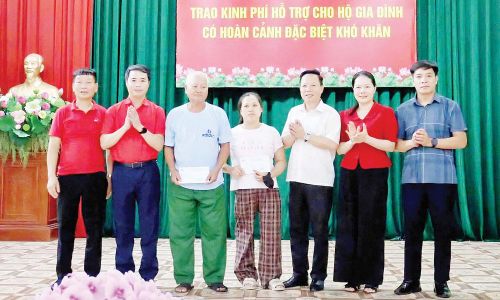 Hội Chữ thập đỏ tỉnh trao kinh phí hỗ trợ cho các hộ có hoàn cảnh đặc biệt khó khăn tại xã Nghĩa Phương.