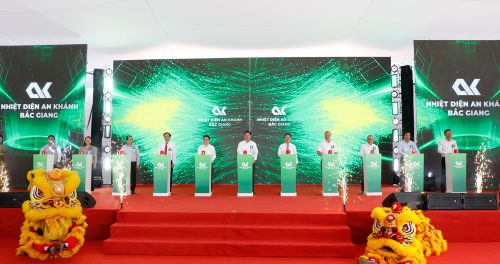  Các đồng chí lãnh đạo và đại biểu thực hiện nghi thức khởi công xây dựng Nhà máy nhiệt điện An Khánh - Bắc Giang. 