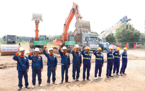  Nhà thầu tập trung phương tiện, nhân lực quyết tâm thi công công trình đúng tiến độ. 