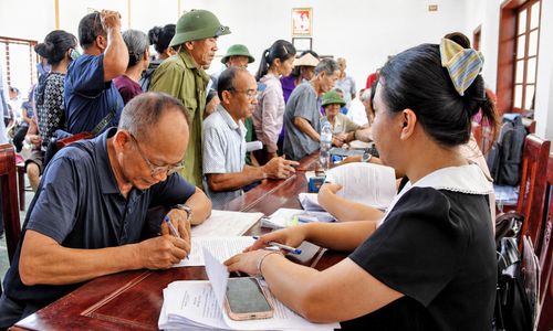 Đơn vị chức năng hướng dẫn người dân làm thủ tục nhận tiền bồi thường, hỗ trợ diện tích đất bị thu hồi.