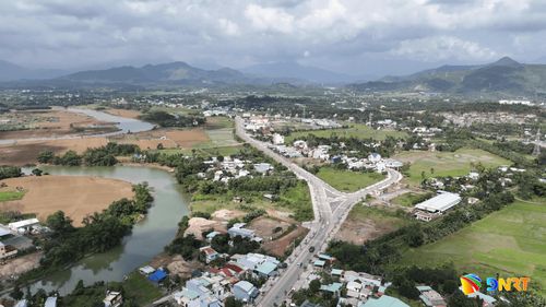 Hệ số điều chỉnh giá đất làm nhiều thửa đất ở các khu vực dọc đường ĐH2 đoạn qua xã Bà Nà có giá trị khác nhau theo vị trí, quy hoạch. Ảnh: NAM TRÂN