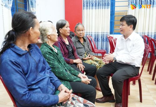 Bí thư Đảng ủy xã Hiệp Đức Lê Quang Quỳnh trao đổi, nắm bắt tình hình cuộc sống người dân thôn Hiệp Thuận tại diễn đàn "Ngày thứ Bảy người đứng đầu cấp ủy, chính quyền lắng nghe dân nói". Ảnh: N.ĐOAN