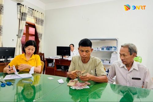Xã Tiên Phước chi trả kinh phí hỗ trợ cho các hộ chăn nuôi bị thiệt hại do bệnh dịch tả lợn châu Phi. Ảnh: ĐVCC