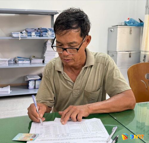 Người dân xã Tiên Phước ký nhận kinh phí hỗ trợ sau thiệt hại do bệnh dịch tả lợn châu Phi. Ảnh: ĐVCC