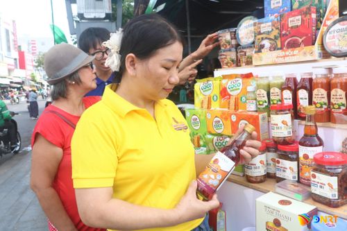 Việc đưa đặc sản của Đà Nẵng lên sàn thương mại điện tử mở ra không gian kết nối, quảng bá đến rộng rãi người dân, du khách. Ảnh: VĂN HOÀNG