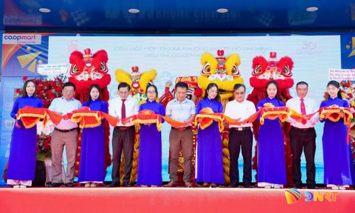 Các đại biểu thực hiện nghi thức cắt băng ra mắt không gian mua sắm mới tại Co.opmart Đà Nẵng. Ảnh: T.C