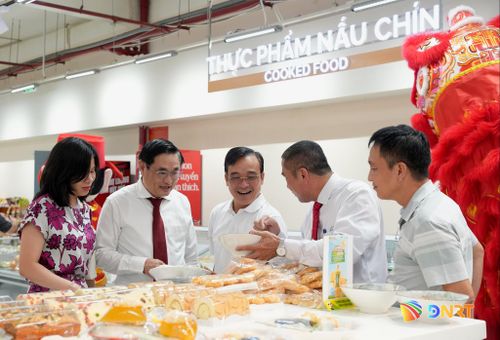 Các đại biểu tham quan không gian mua sắm mới tại Co.opmart Đà Nẵng. Ảnh: T.C
