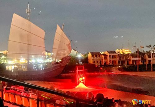Hình ảnh tàu thuyền trong hoạt cảnh "Ký ức Hội An" bên sông Hoài. ẢNH: THUẬN TRIỀU