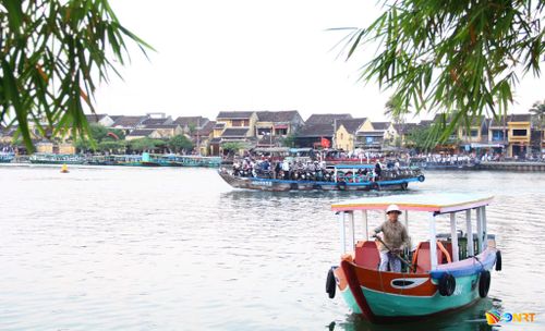 Tàu thuyền trên sông Hoài, phố cổ Hội An ngày nay. ẢNH: THUẬN TRIỀU