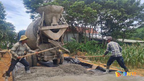 Tuyến ĐT614 đi dốc Đá Trắng đang được đơn vị thi công đổ nền bê tông. Ảnh: DIỄM LỆ