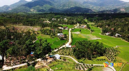 Diện mạo các xã miền núi và cuộc sống của người dân ngày càng được nâng cao hơn khi các xã xây dựng thành công mục tiêu xã nông thôn mới. Ảnh: Diễm Lệ
