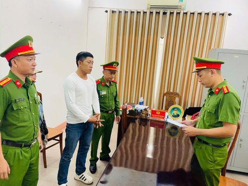 Đối tượng Ngô Viết Hiếu tại cơ quan công an. Ảnh: Công an cung cấp